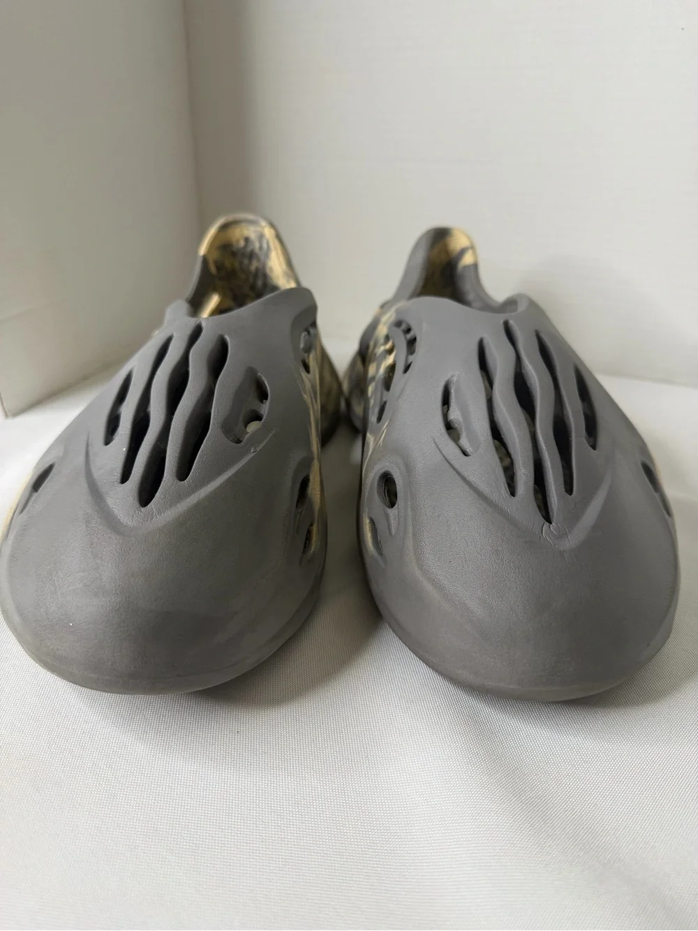 Adidas Yeezy Foam RNNR “MXT Moon Gray” Size 10